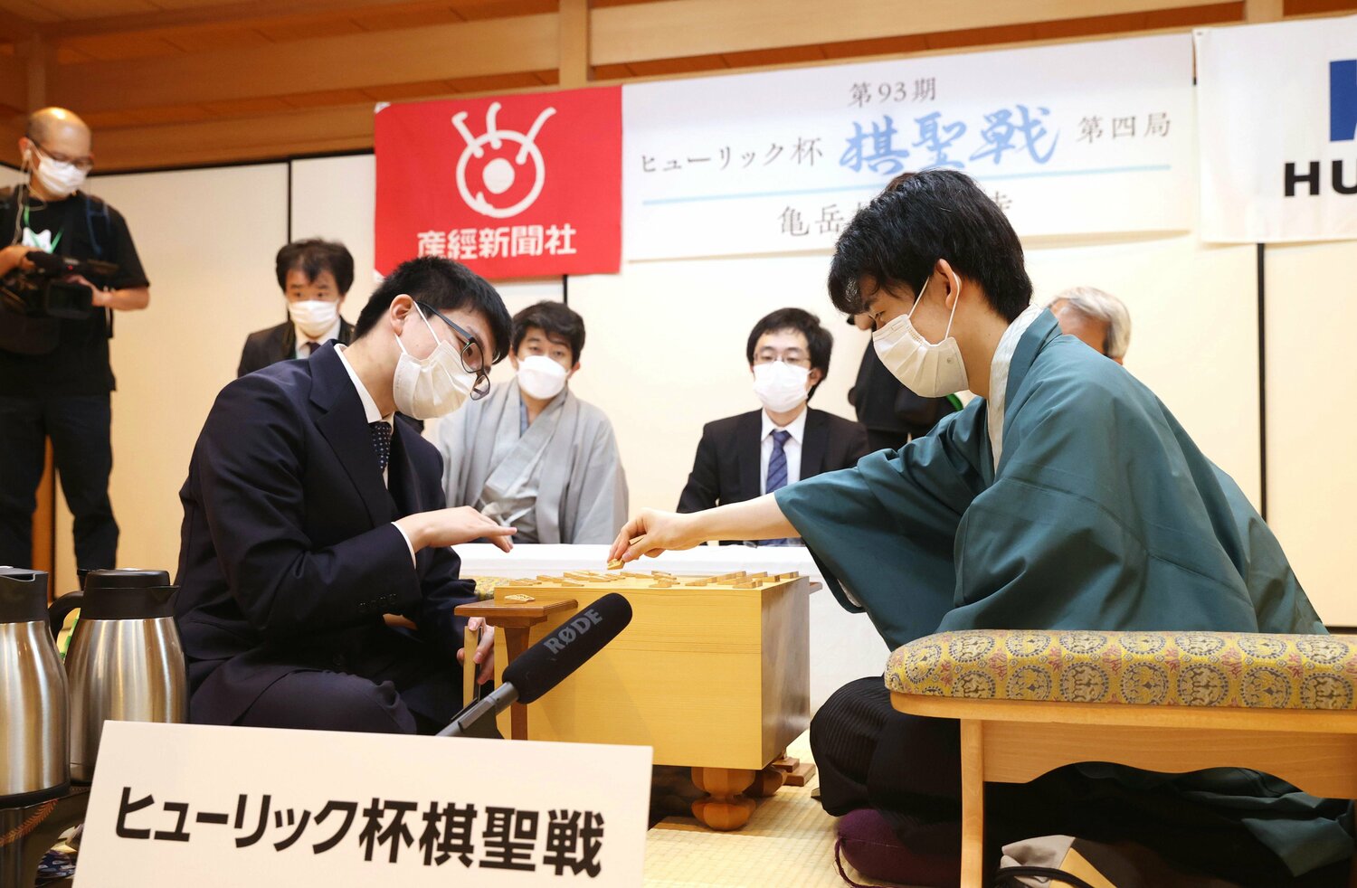 2022年の第93期棋聖戦第4局を終え、感想戦で対局を振り返る藤井聡太棋聖（手前右）と永瀬拓矢王座（同左）　©JJI PRESS