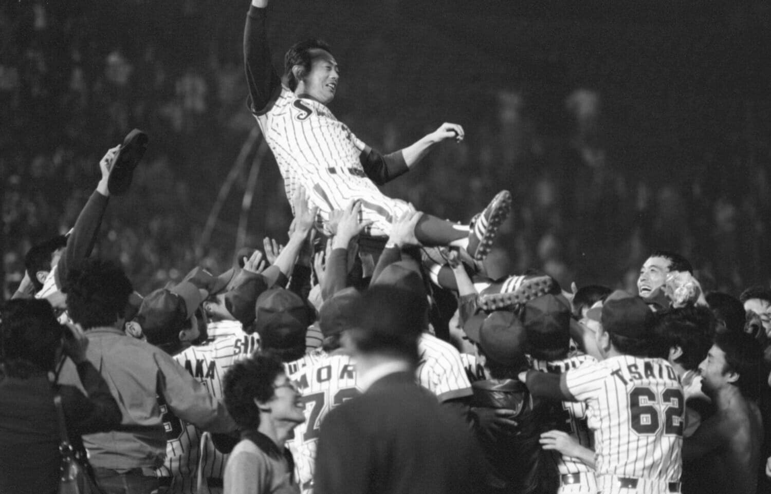 1978年、チーム創設29年目にリーグ初優勝を飾ったスワローズ。胴上げされる広岡達朗監督 ©JIJI PRESS