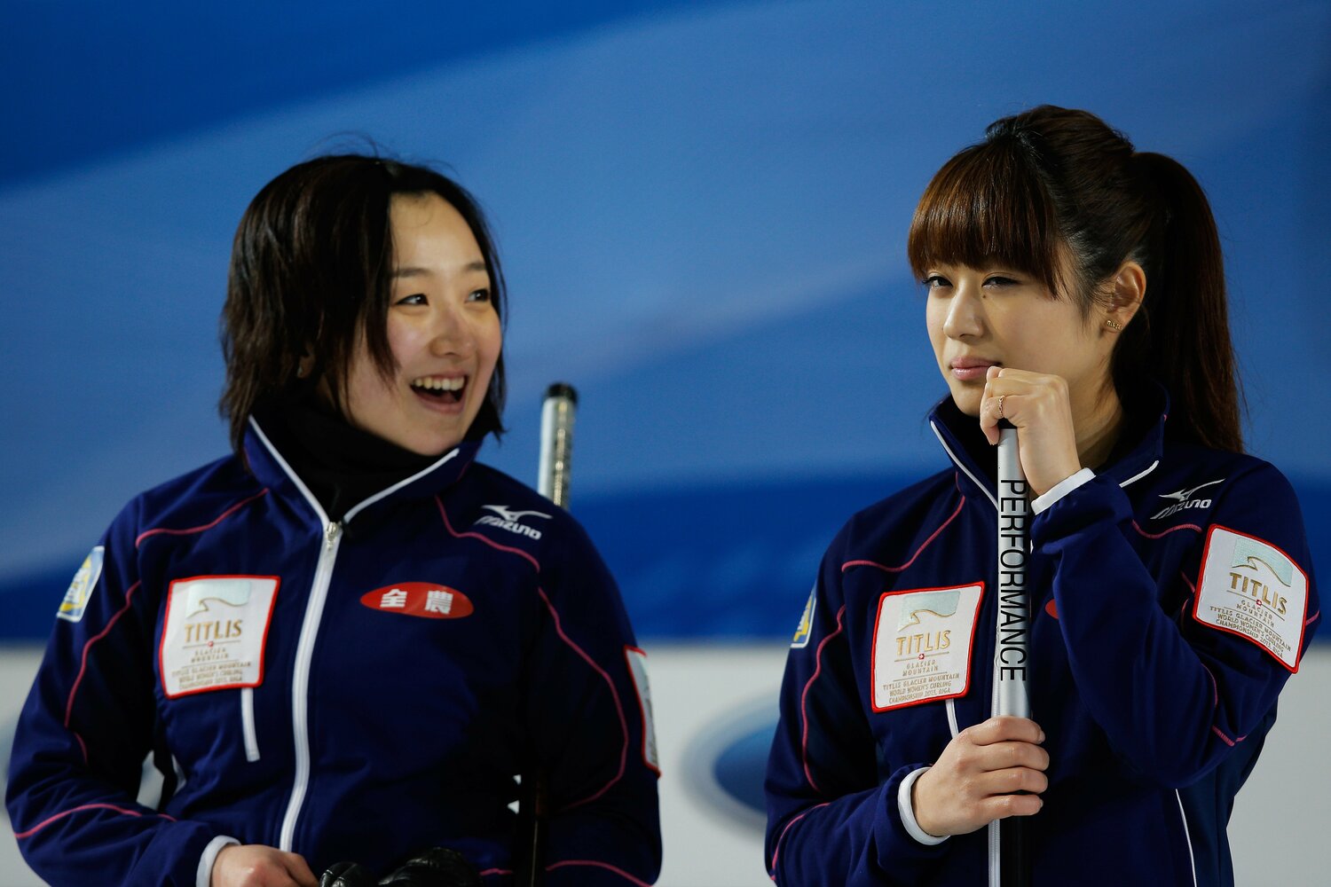 2013年の藤澤五月と市川美余（※写真をクリックしていくと北京五輪までの日本女子カーリングの歩みがご覧になれます）　©Getty Images