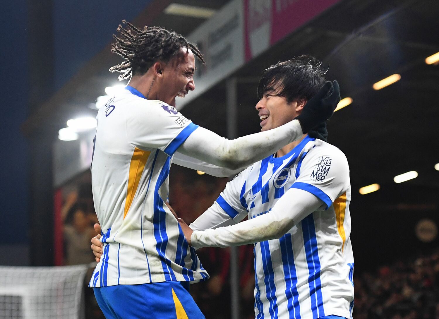 三笘がゴールを決めた直後にかけつけたペドロ。まるで自分がゴールを決めたかのように喜んだ　©AFLO