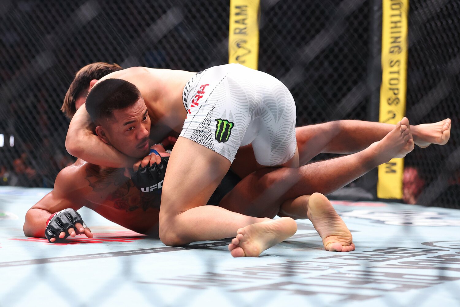 グラウンドで上をとる平良達郎。だが王者ヴァンのディフェンス力も高かった　©Zuffa LLC/UFC