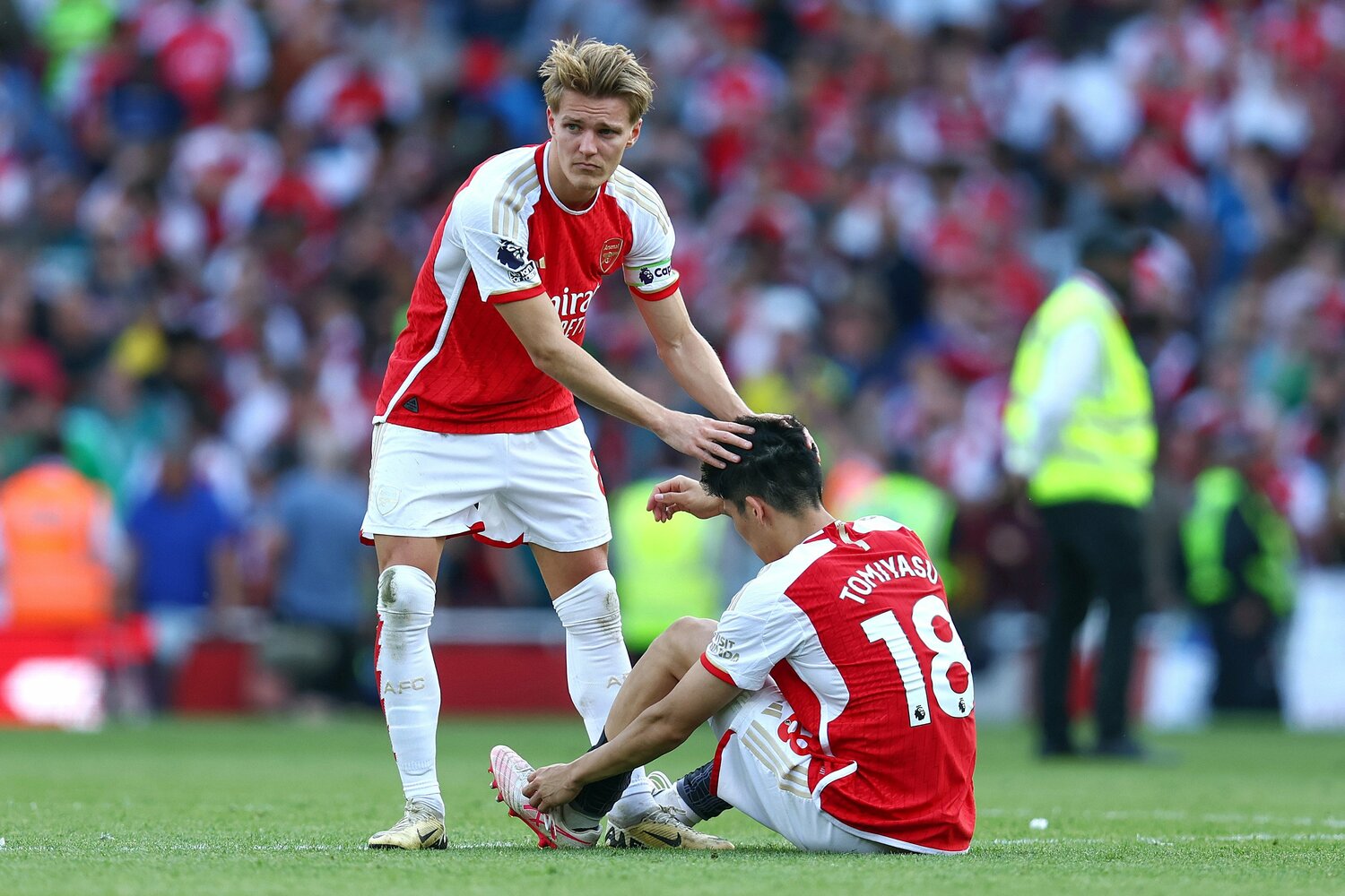 優勝を逃し、ピッチに座り込む冨安健洋。主将ウーデゴールが慰める　©Getty Images