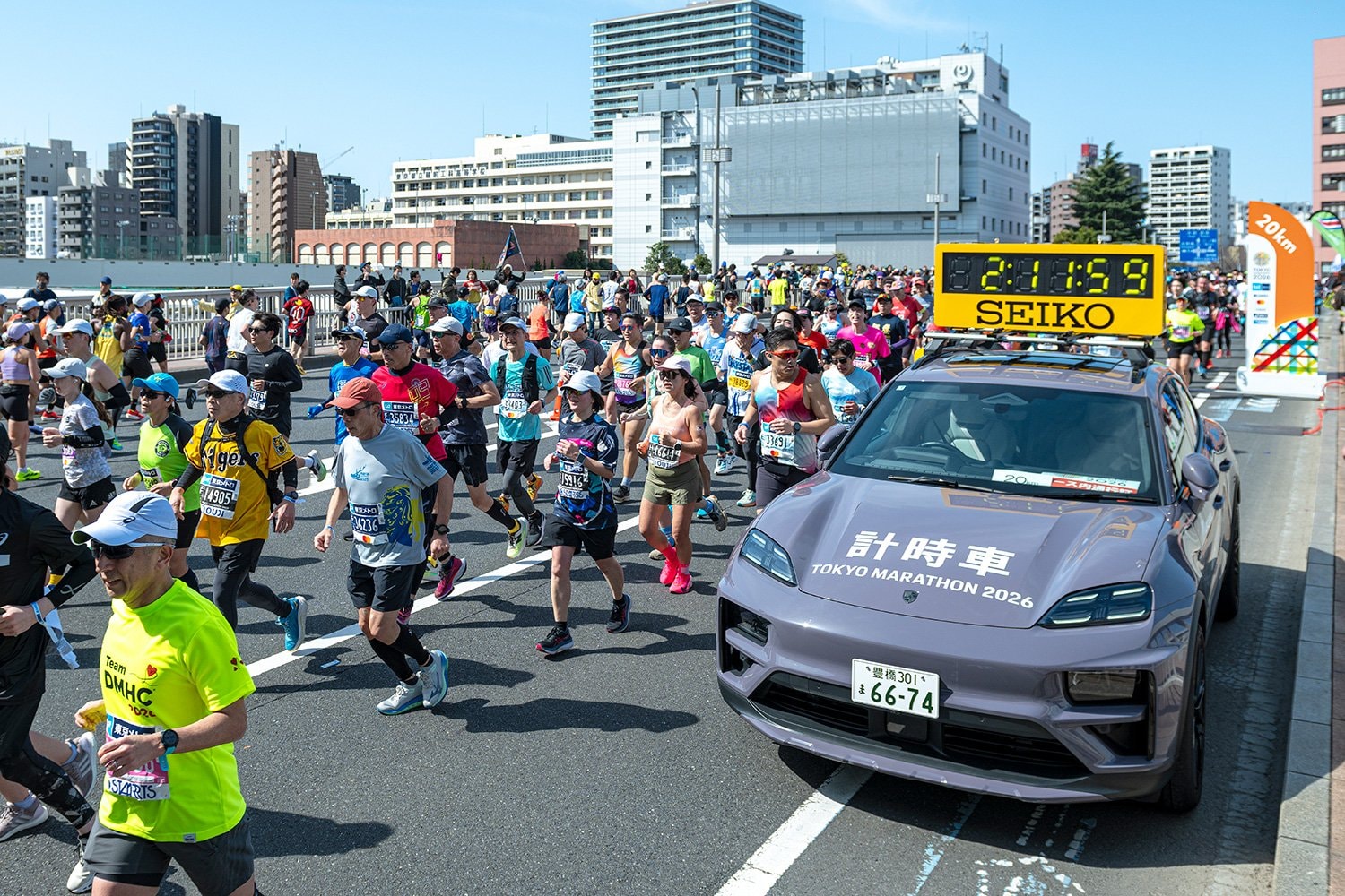 「マカン・エレクトリック」が5kmごとに計時車として設置された　©東京マラソン財団