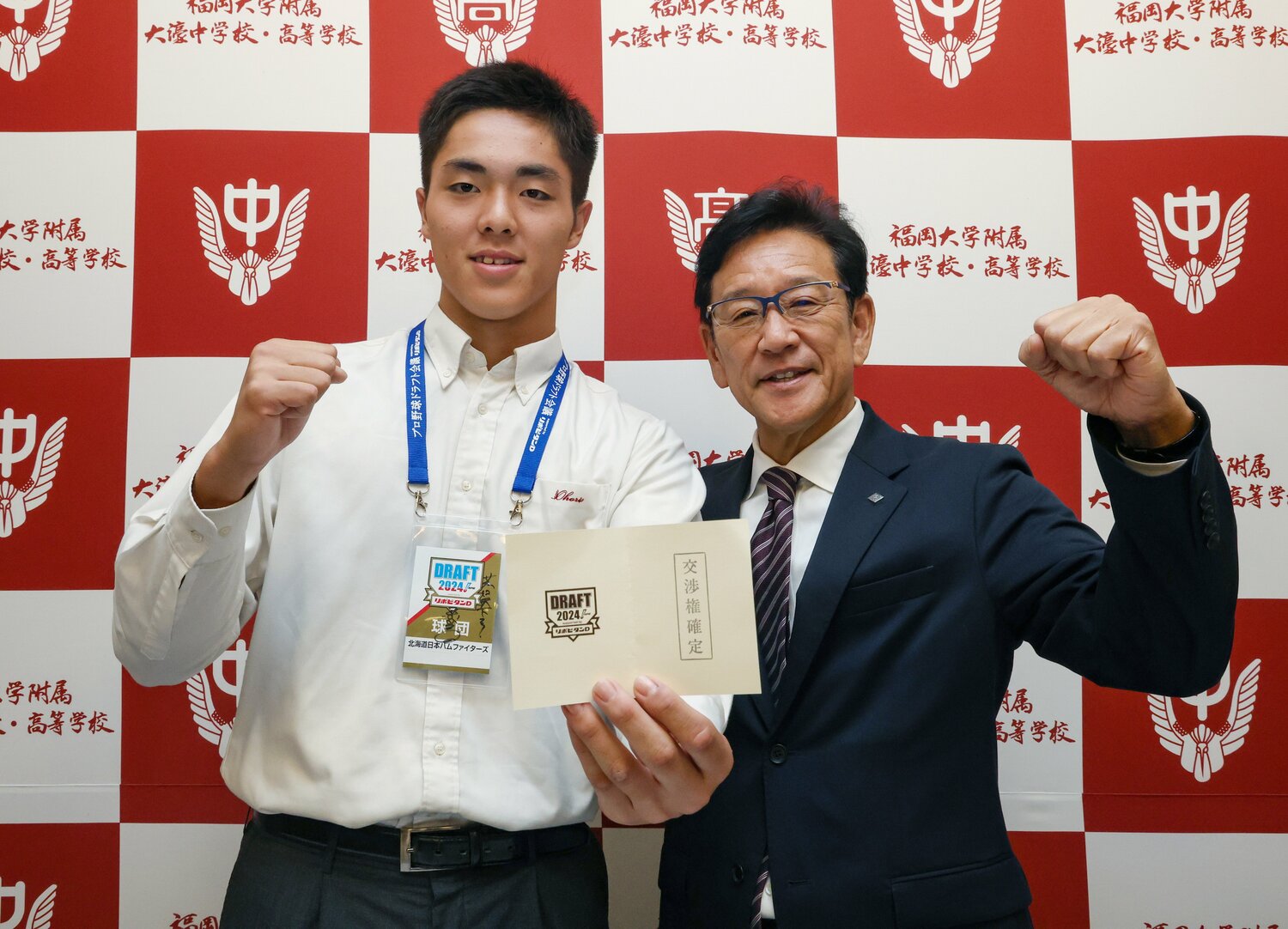 日本ハムの栗山英樹CBOから1位指名のあいさつを受けた柴田獅子（福岡大大濠高）　©JIJI PRESS