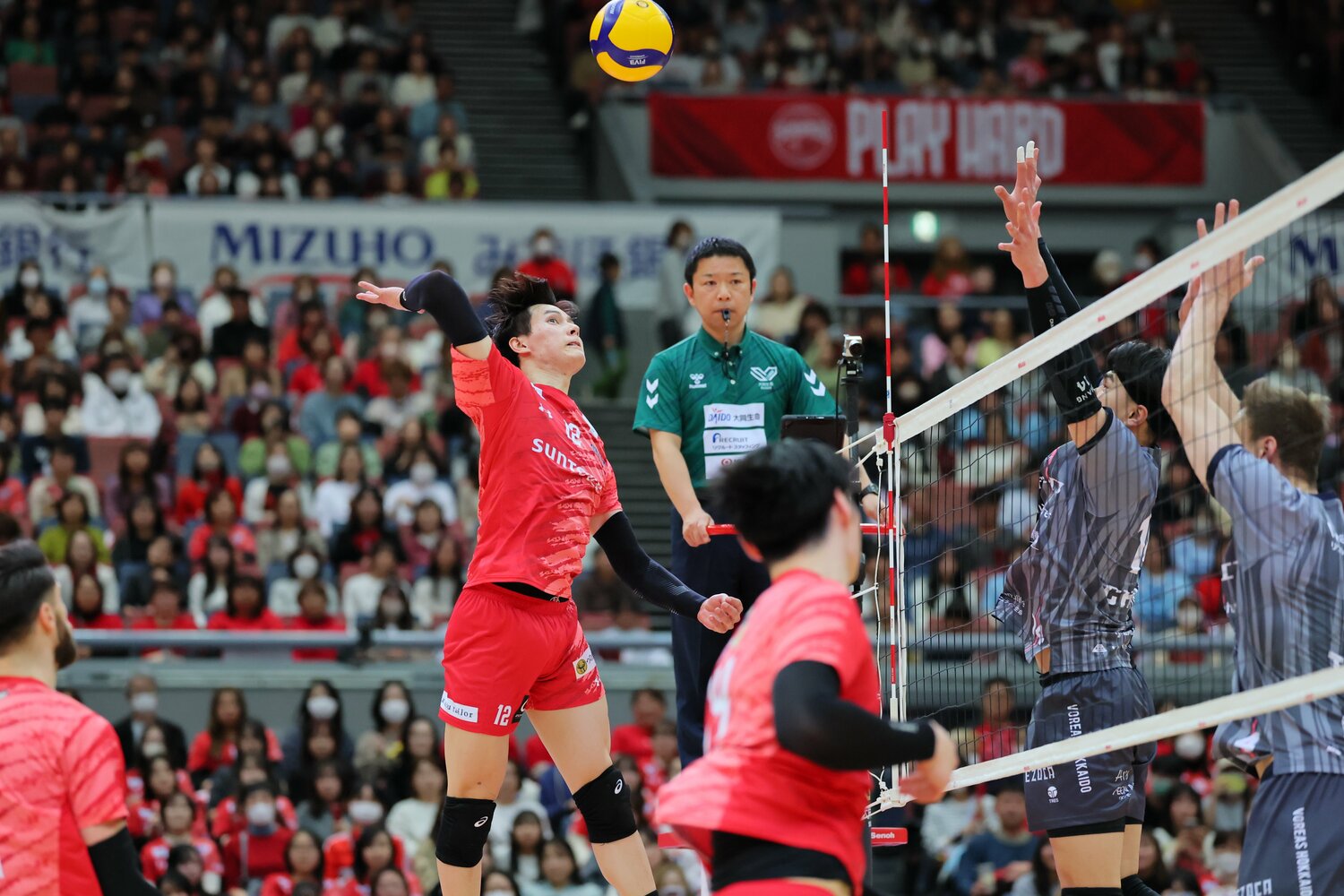 SVリーグ初代王者の座を懸けたプレーオフに挑む高橋藍　©︎SV.LEAGUE