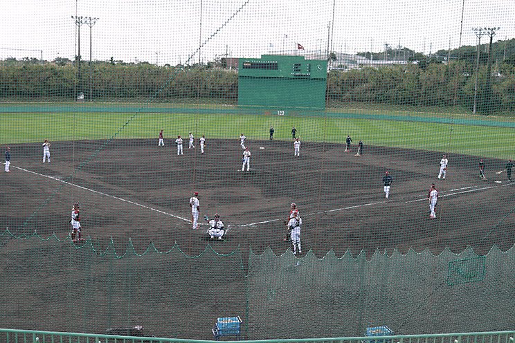 選手と指導陣がそれぞれ熱心に声を出していた©Kou Hiroo