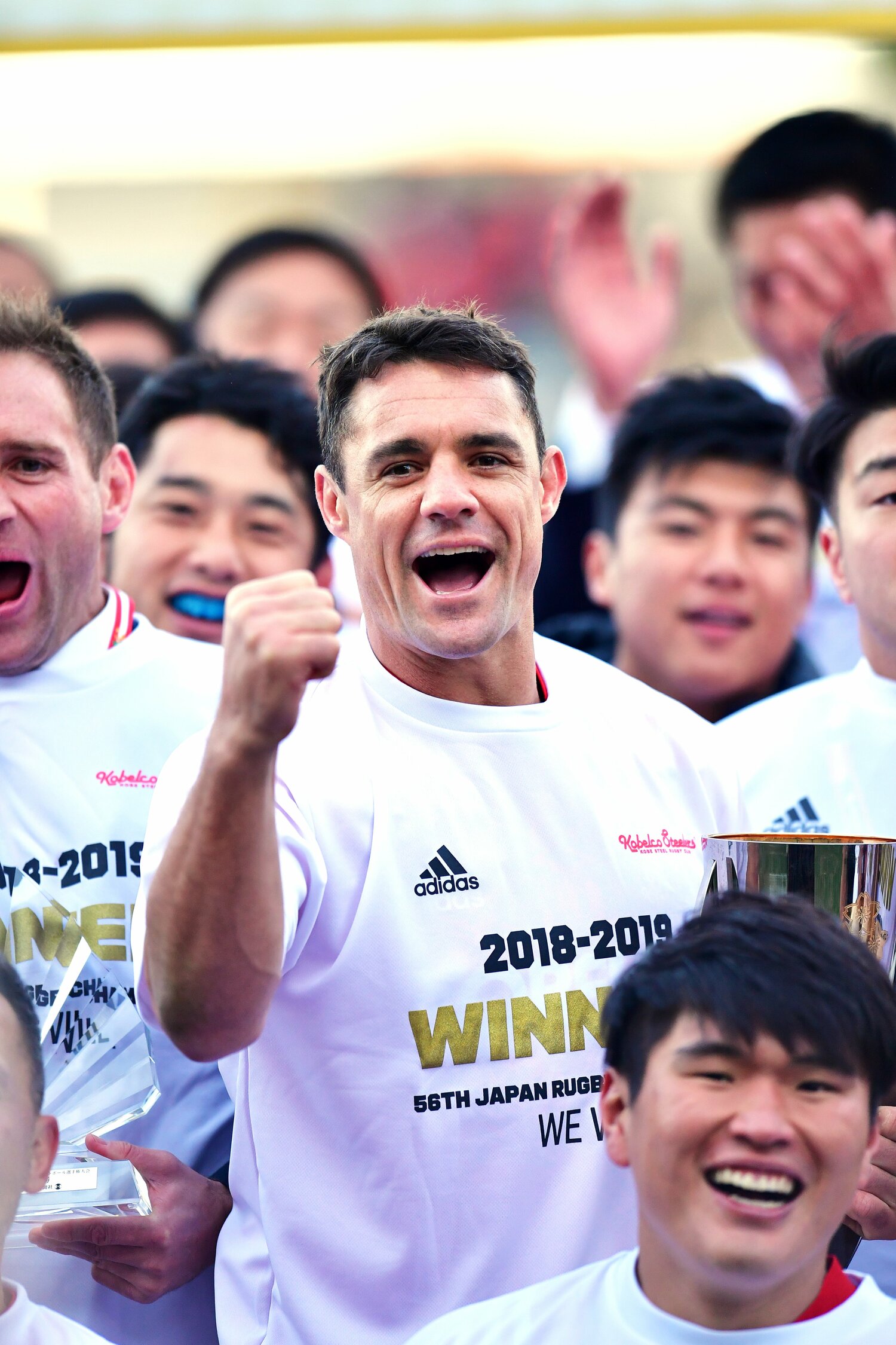 2018年に日本一のトロフィーを手に、喜ぶダン・カーター　©︎Getty Image