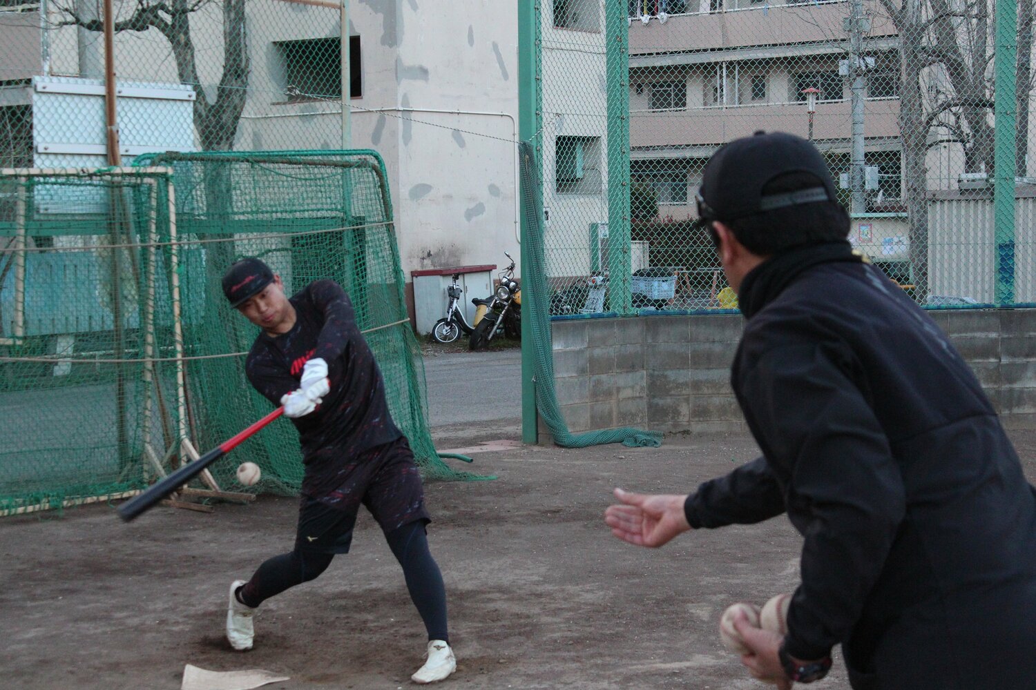 父がトスし、打撃練習に励む雄大　©Katsuharu Uchida