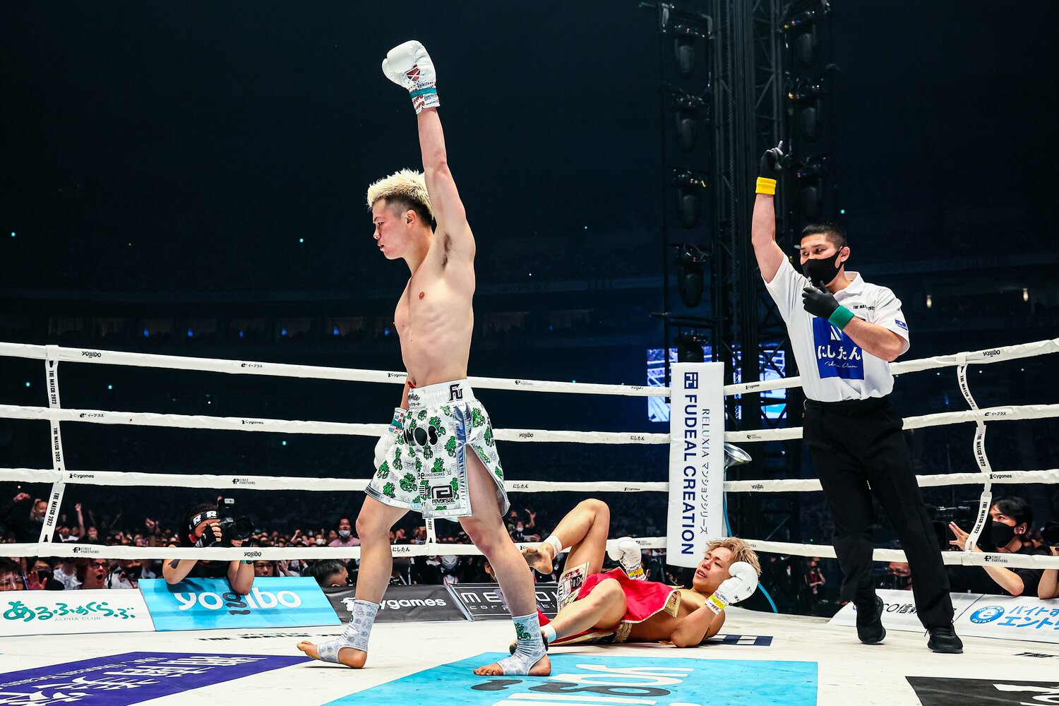 1R終盤、カウンターの左フックで武尊からダウンを奪い、那須川天心は拳を突き上げた　©THE MATCH 2022/Susumu Nagao