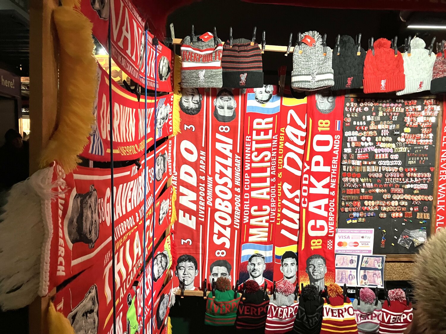 アンフィールド周辺の露店では「ENDO 3」のマフラーが登場　©Kosuke Tajima