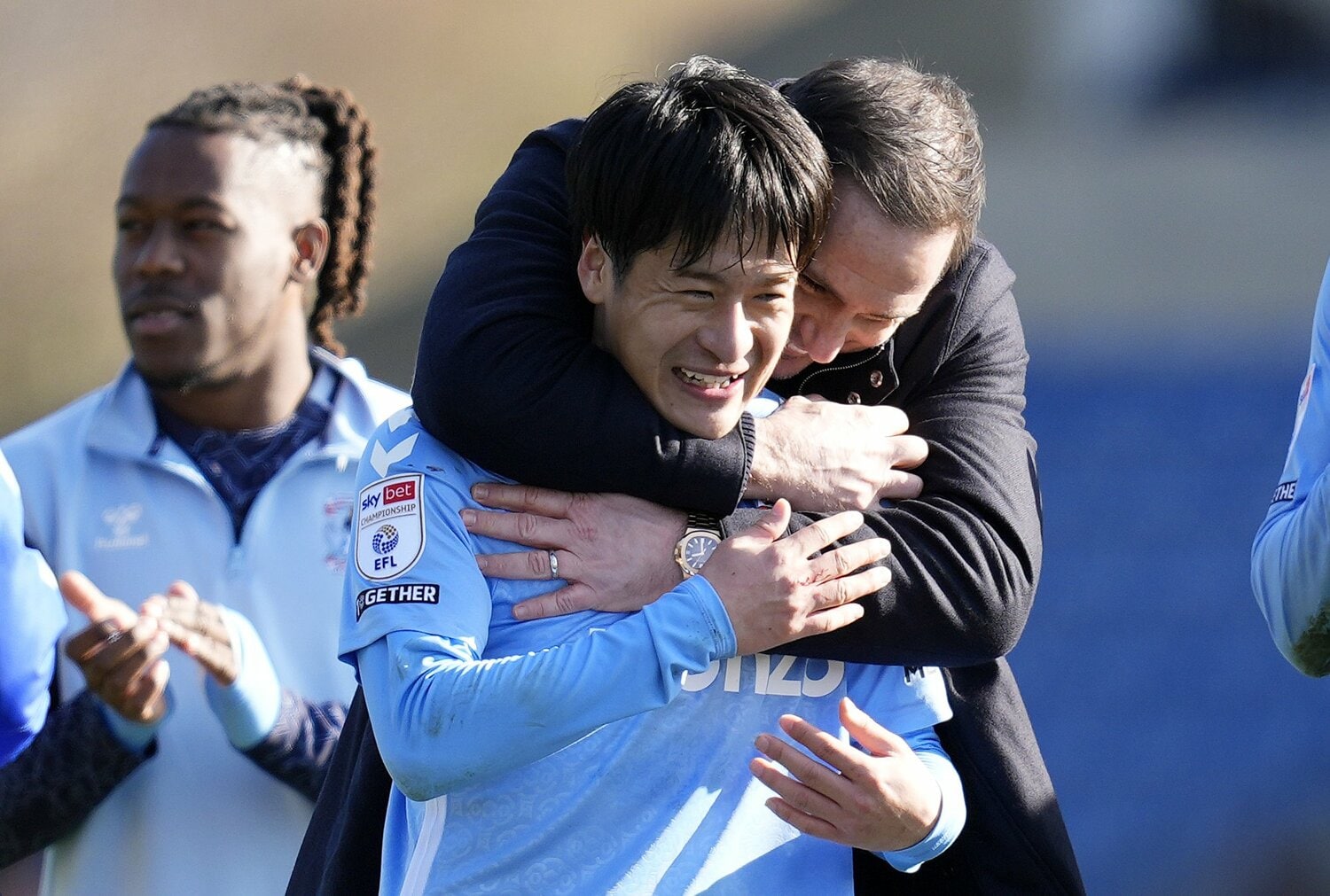 2024-25シーズン、坂元をバックハグするランパード監督 ©PA Images/JIJI PRESS