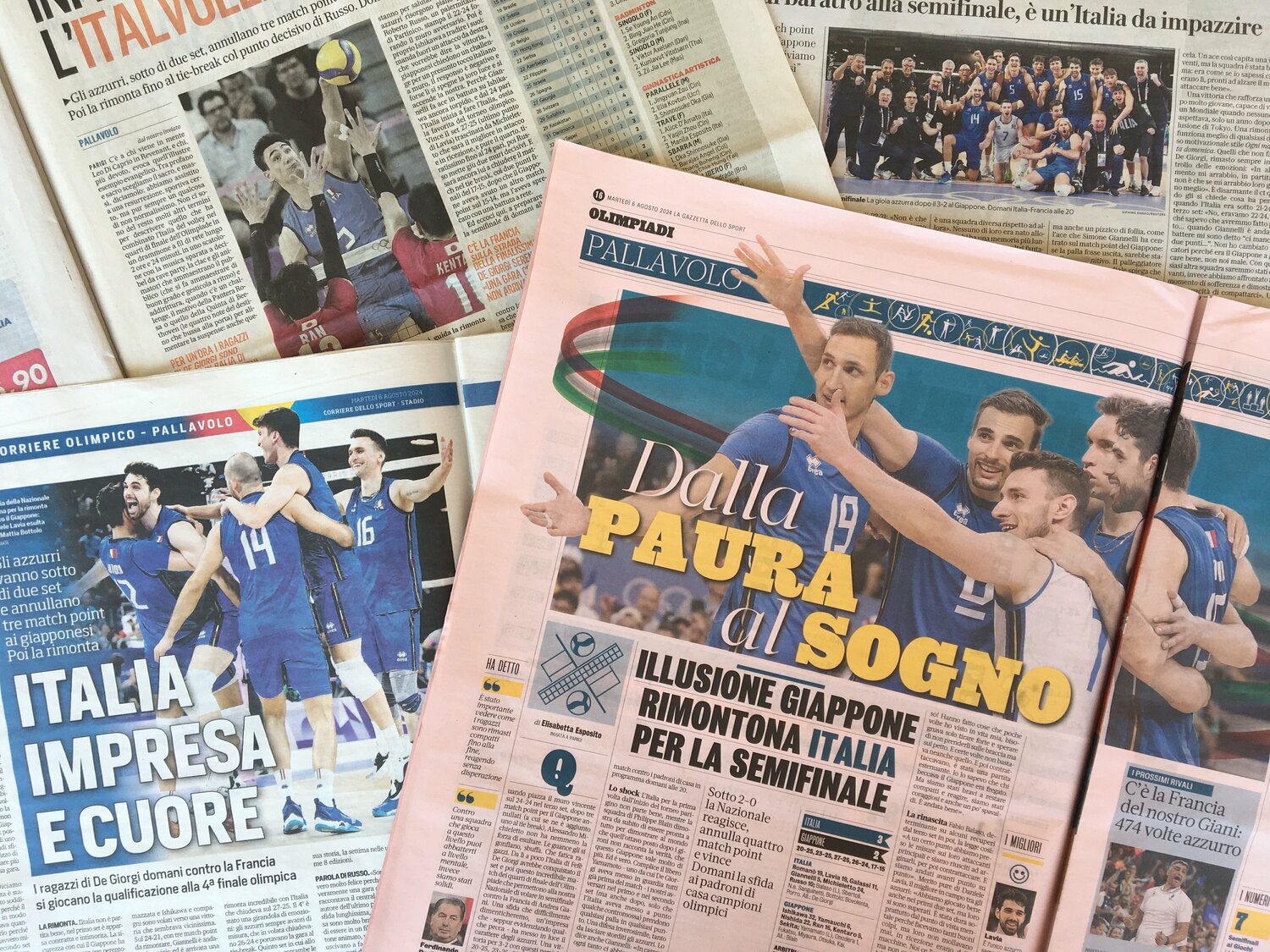 コリエレ・デッロ・スポルト紙「奇跡を超えた偉業。回転花火のように揺さぶられる感情。バレーボールの素晴らしさを伝える至高の試合だった」／レプッブリカ紙「地獄の淵からつかんだ五輪の準決勝」（筆者撮影）