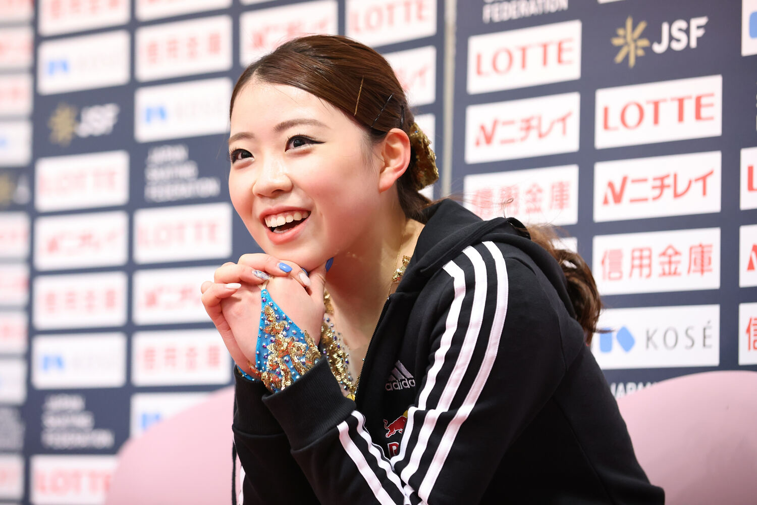 中部ブロック大会でフリーを滑り終え、キスアンドクライで笑顔をみせた紀平　©︎AFLO