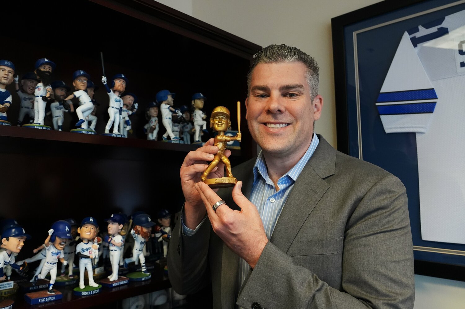 ジョン・シュア弁護士お気に入りのゴールドの大谷ボブルヘッド。シーズンチケットホルダーの知り合いから貰ったとのこと ©︎Shizuka Minami