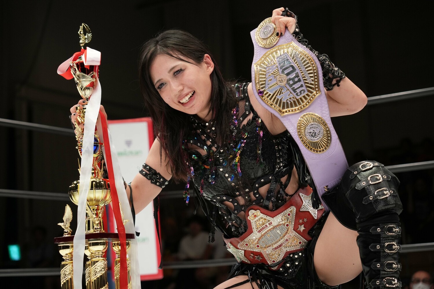 AZMを下し、赤いベルトとSTRONG女子の二冠王者になった上谷沙弥　©Essei Hara