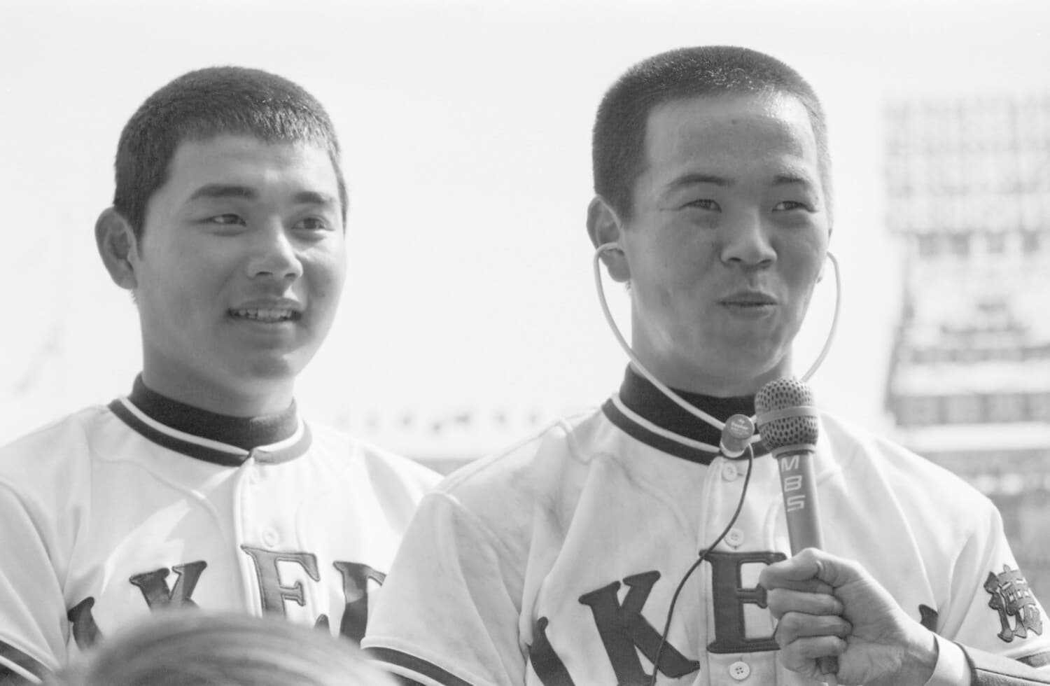 インタビューを受ける水野（右）と主将の江上　©JIJI PRESS