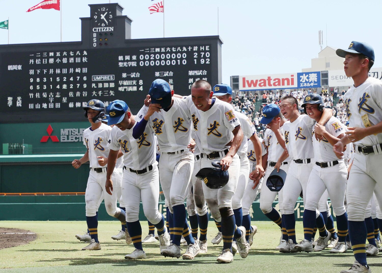 甲子園で鶴岡東に敗れた聖光学院ナイン　©JIJI PRESS
