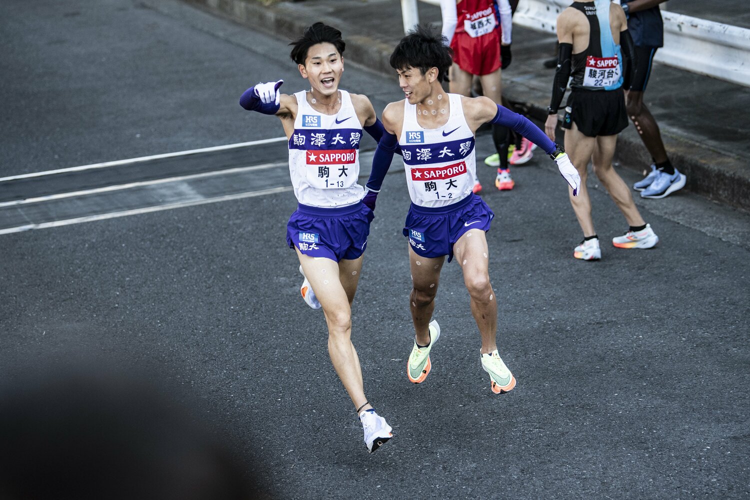 優勝への第一歩のように3年生エースから4年生エースに襷が渡った1区　©Shunsuke Mizukami