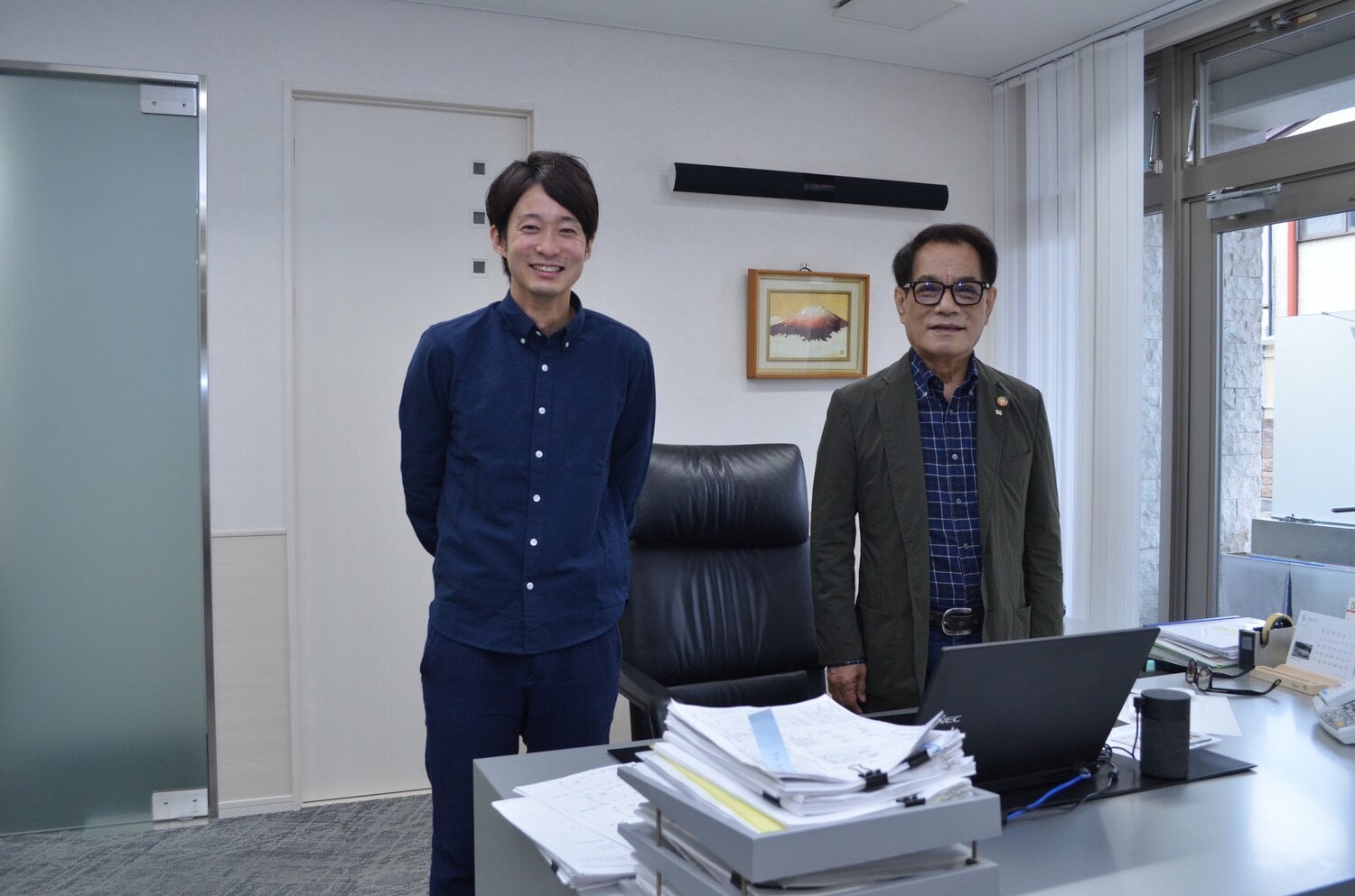 中村代表取締役（右）と笑顔で写真におさまる椋原　©︎Toshihide Ishikura