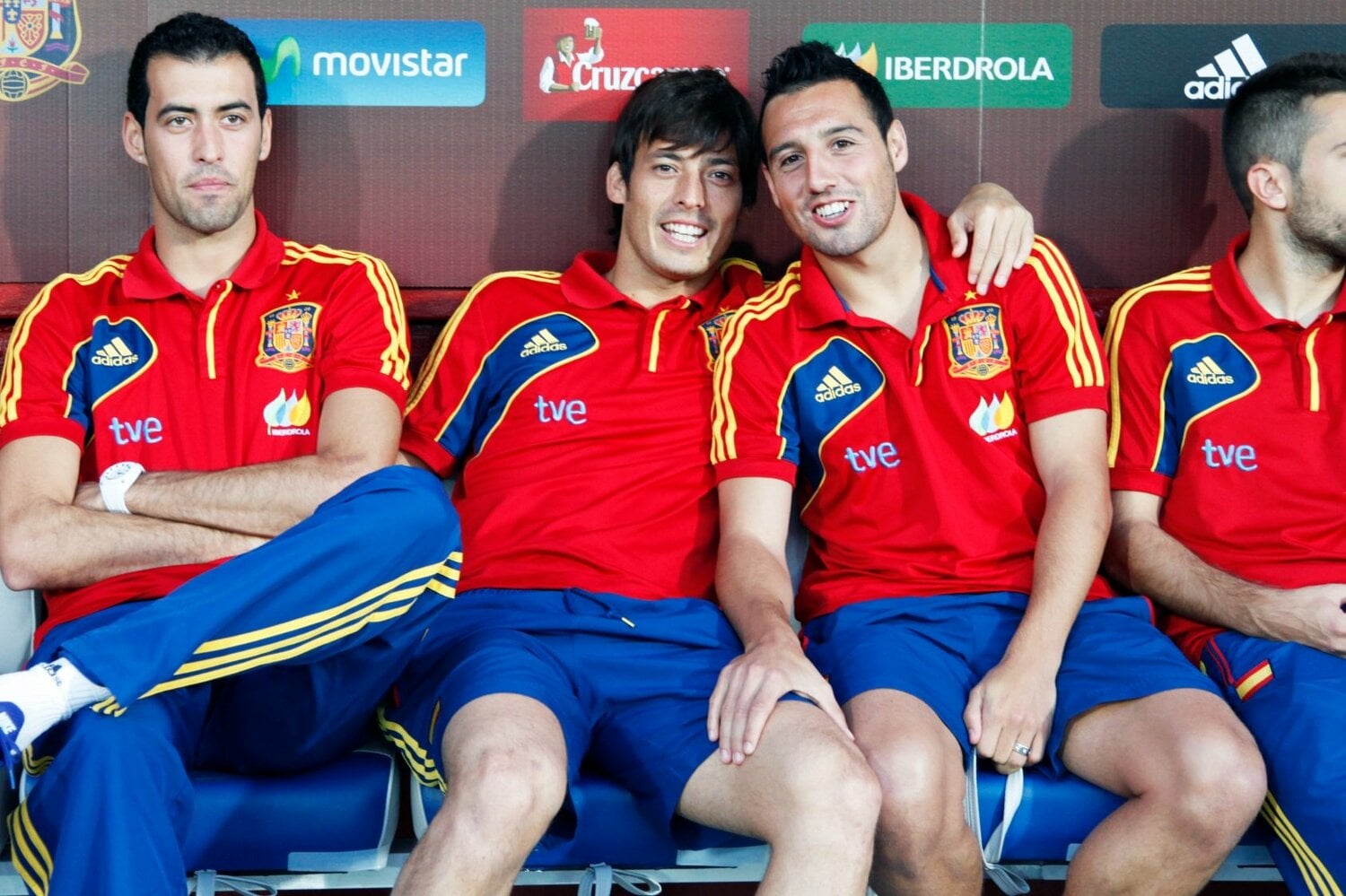 試合前、リラックスした表情でカソルラと肩を組むシルバから写真を頼まれたシーン　©Daisuke Nakashima