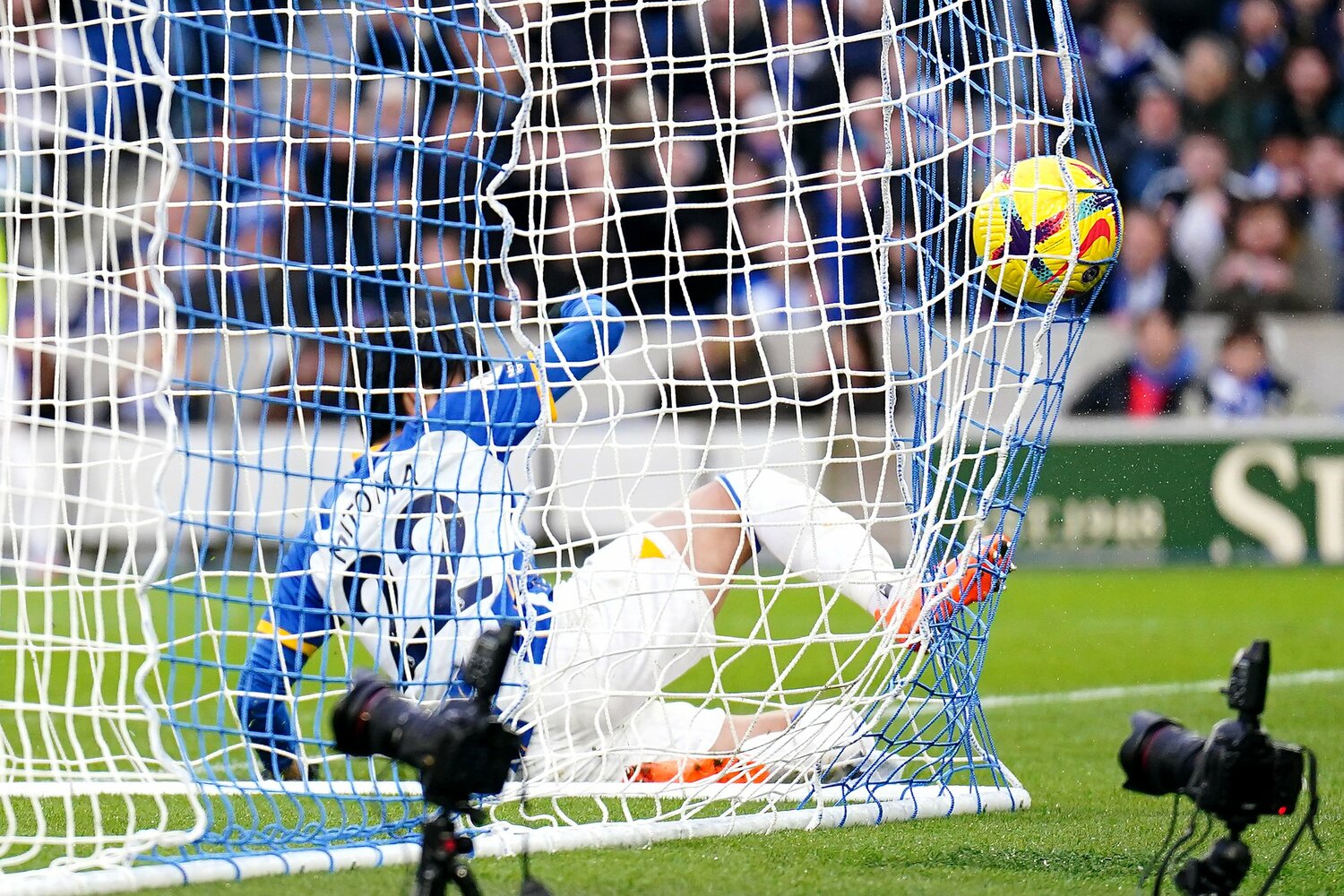 三笘のゴールシーン。パスカル・グロスのグラウンダーのクロスにスライディングで飛び込んだ（2／2枚） ©AFLO