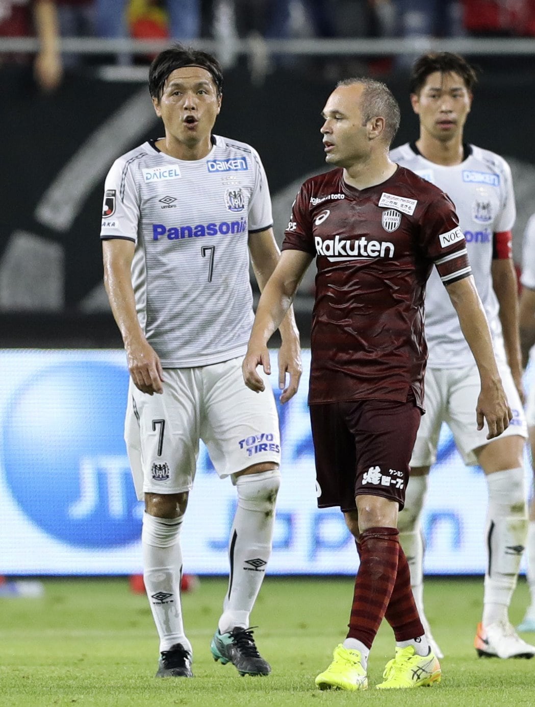 2019年の遠藤とイニエスタ©Kyodo News