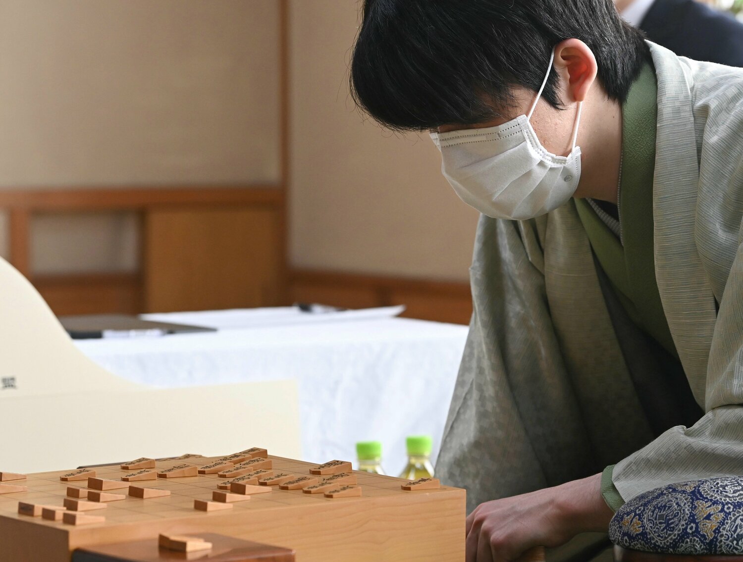 王将戦第6局の藤井竜王（代表撮影）　©JIJI PRESS