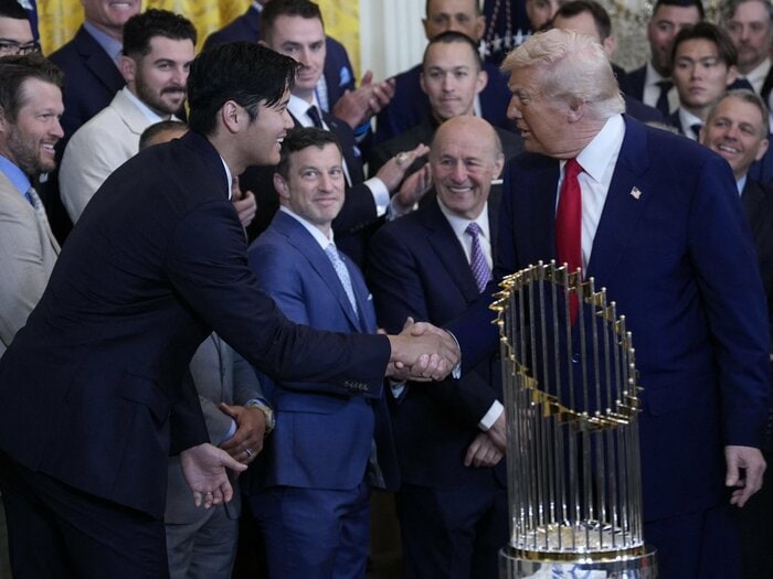 「ドジャースを愛しているが、これは違う」トランプ大統領は大谷翔平を絶賛も…ドジャース現地ファンの賛否両論「胸を打ったカーショーの言葉」<Number Web> photograph by AFLO
