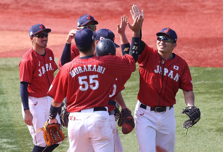 試合終了後、笑顔でハイタッチする日本代表の選手たち　(C)Getty Images