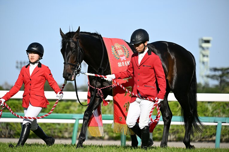 優勝レイをかけられたロブチェン　©Keiji Ishikawa