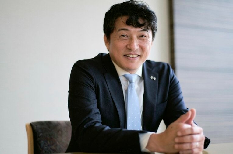 解説者から実況へと転身した近藤祐司さん。実況を始めたキッカケと代名詞「ゴーンヌ」誕生の瞬間について話を聞いた ／ photograph by Yuki Suenaga