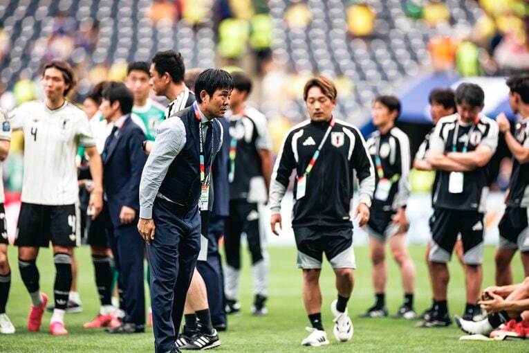 スタンドに頭を下げる森保監督　©Kiichi Matsumoto/JMPA