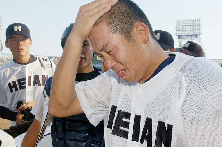 2003年夏の甲子園3回戦、ダルビッシュ有を擁する東北高校にサヨナラ負けを喫した平安高校。2年生エース服部（写真）は大粒の涙を流して聖地を後にした ／ photograph by JIJI PRESS