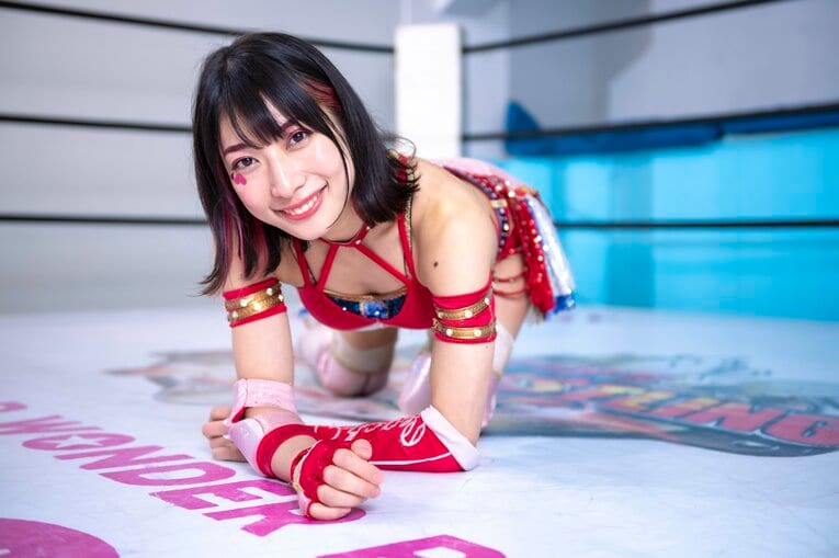 （写真をクリックすると、その他の「撮りおろし特別グラビア」もご覧になれます）