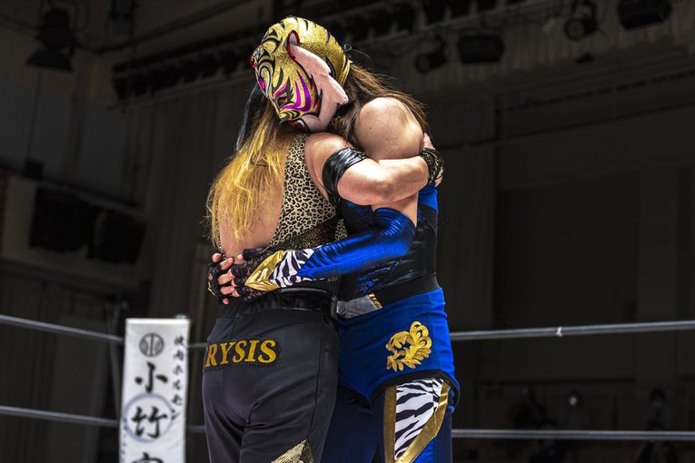 試合終了後にはリングで抱き合った2人