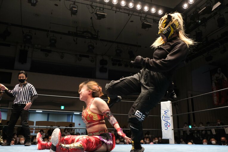 タイガー・クイーンを激怒させた“ヒール殺法”…乱入に凶器攻撃、待望のライバルは何でもありの“闇の軍団”？(30)