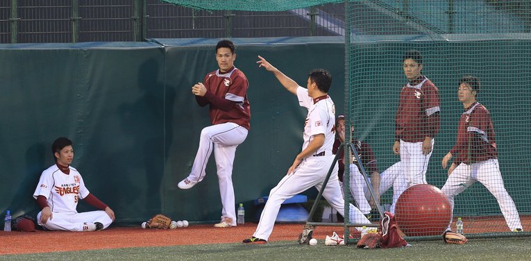 2013年10月。楽天の練習中、斎藤隆（中央）の話を真剣に聞く楽天投手陣。左から2番目が田中　©Sankei Shimbun