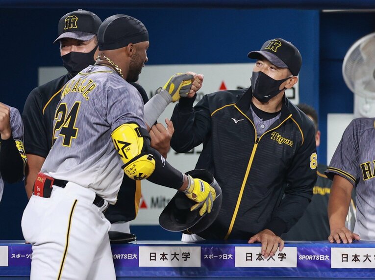 率先してベンチで選手を出迎える阪神の矢野燿大監督　©JIJI PRESS