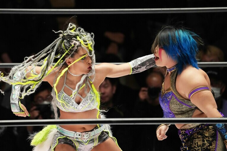 刀羅ナツコとやり合うジュリア。2024年2月17日、後楽園ホール　©Essei Hara