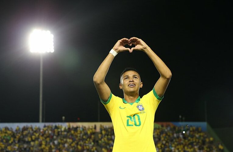 フラメンゴ火災の悲劇から9カ月後、親友にU-17W杯優勝を捧げたラザロ。(2)