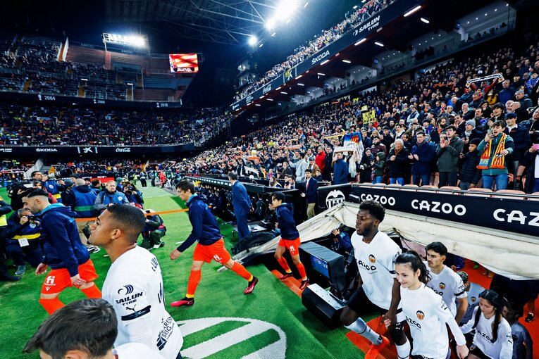 〈久保建英ソシエダ月間MVP〉敵地で憎まれるのは名が知れた証拠だが…「クボへの徹底マーク」と“1枚も撮れなかったシーン”とは(9)