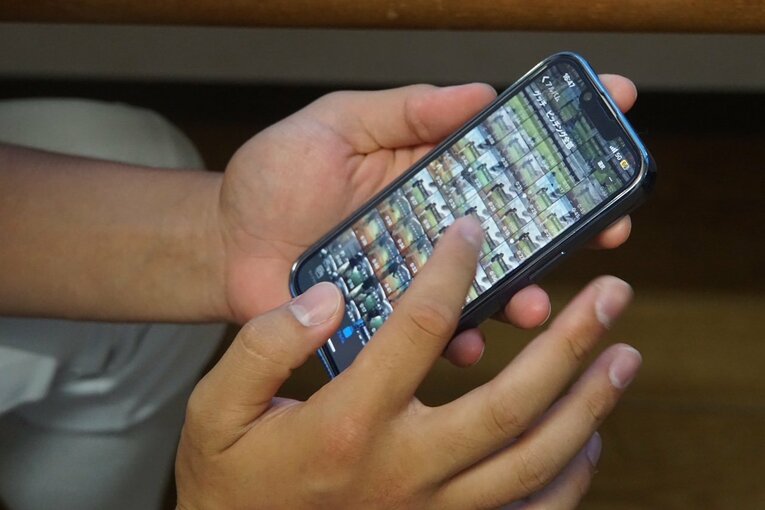 スマホにこれまでのピッチングの動画を保存し、見返しているという　©Kei Nakamura