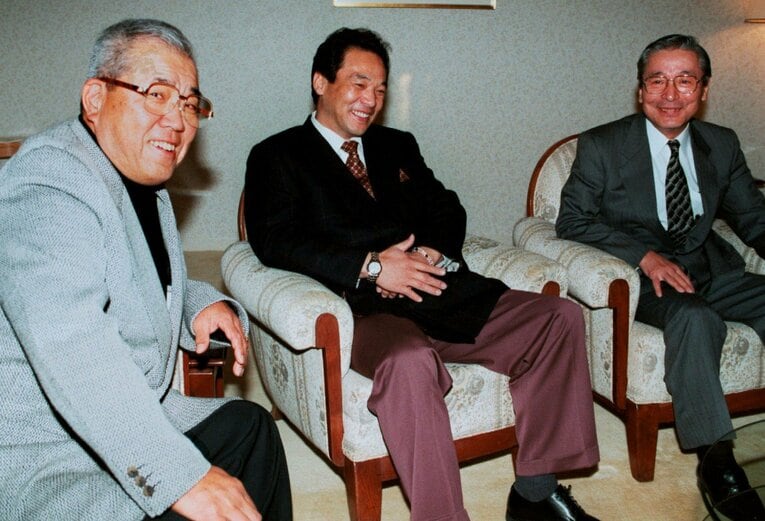 1996年12月、ヤクルトとの初交渉を前に談笑する野村監督、落合、酒井清人球団社長（左から、肩書は当時）　©KYODO