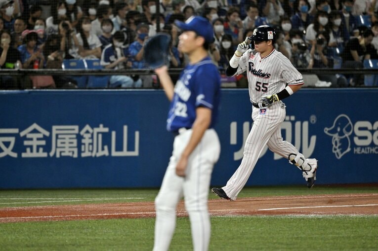 悠々と3塁ベースを回る村上宗隆　©Hideki Sugiyama