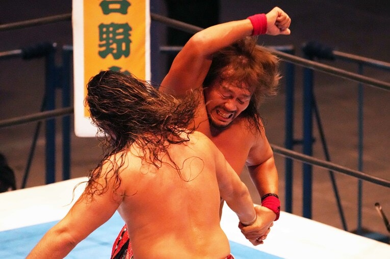 首筋にエルボーを連打して辻陽太のスタミナを奪う内藤哲也　©Essei Hara