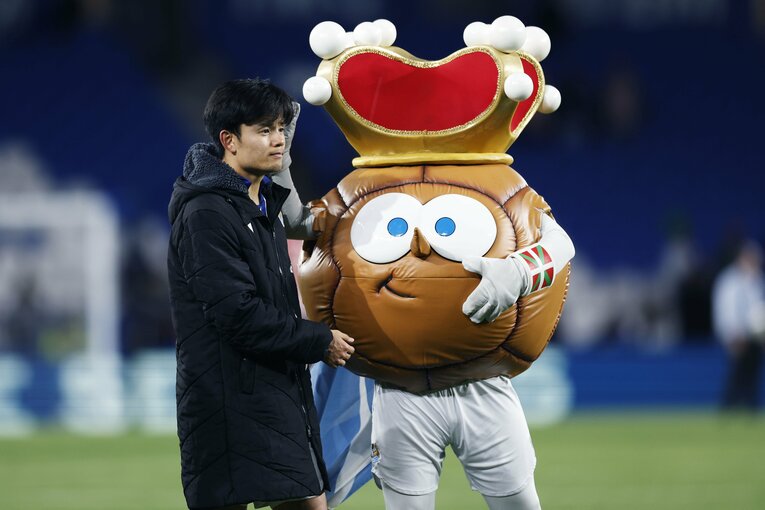 マスコットのチュルディンくんをナデナデ　©Daisuke Nakashima