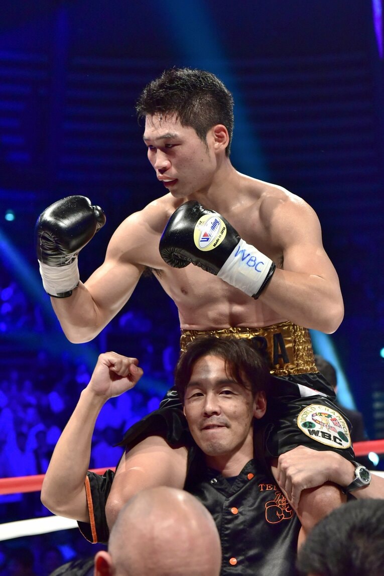 2015年5月、WBC世界スーパーフェザー級王座を防衛した三浦隆司と、トレーナーの葛西裕一　©Hiroaki Yamaguchi/AFLO