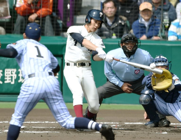 2015年センバツで東海大菅生・勝俣翔貴（現オリックス）から先制打を放つ大阪桐蔭・藤井健平（現NTT西日本）©︎KYODO