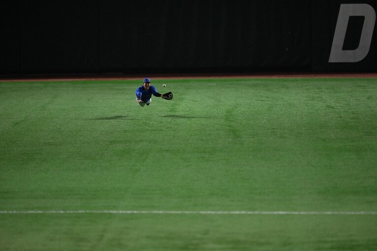 日本シリーズ第3戦、桑原将志の神ダイブからのスーパーキャッチの瞬間（2枚目／全5枚中）©︎Nanae Suzuki