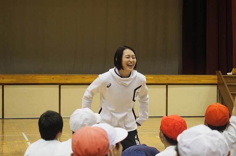 子どもたちにバレーボールの楽しさを伝える大山氏。先日はオンラインレッスンを実施した。 ／ photograph by RIGHTS.